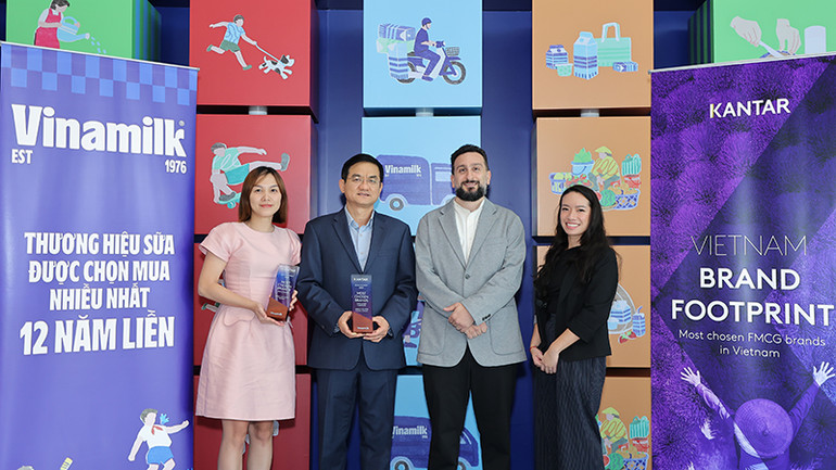 Đại diện Kantar Việt Nam (bên phải) trao các chứng nhận cho ông Nguyễn Quang Trí - Giám đốc điều hành Marketing Vinamilk. Đại diện Kantar Việt Nam (bên phải) trao các chứng nhận cho ông Nguyễn Quang Trí - Giám đốc điều hành Marketing Vinamilk.