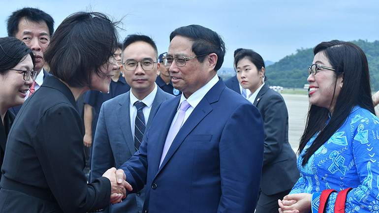 Quan chức cấp cao Hàn Quốc đón Thủ tướng và Phu nhân tại chân cầu thang máy bay.