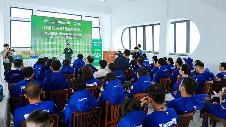 Ông Lê Văn Sử - Phó chủ tịch UBND tỉnh Cà Mau chia sẻ về vai trò của rừng ngập mặn trong ứng phó với biến đổi khí hậu và cô lập carbon. Ông Lê Văn Sử - Phó chủ tịch UBND tỉnh Cà Mau chia sẻ về vai trò của rừng ngập mặn trong ứng phó với biến đổi khí hậu và cô lập carbon.