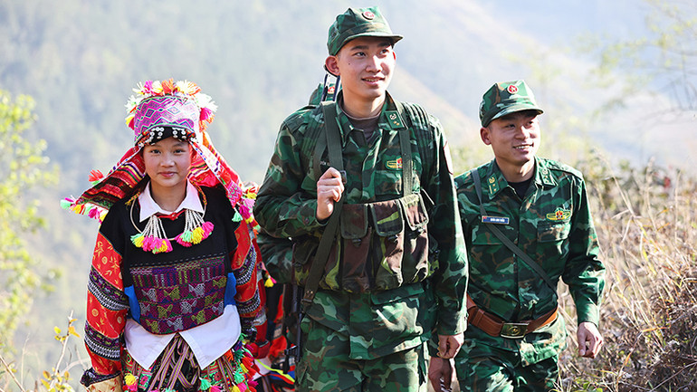 Chiến sĩ Đồn Biên phòng Lũng Cú (tỉnh Hà Giang) cùng nhân dân trên địa bàn tuần tra, bảo vệ đường biên, cột mốc. Ảnh: TTXVN Chiến sĩ Đồn Biên phòng Lũng Cú (tỉnh Hà Giang) cùng nhân dân trên địa bàn tuần tra, bảo vệ đường biên, cột mốc. Ảnh: TTXVN