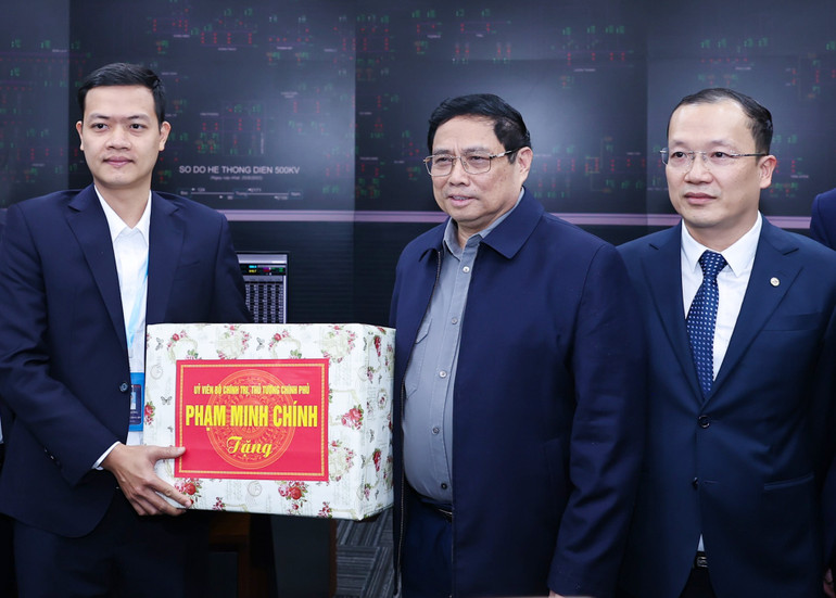 Thủ tướng Phạm Minh Chính tặng quà cho Trung tâm điều độ hệ thống điện quốc gia.