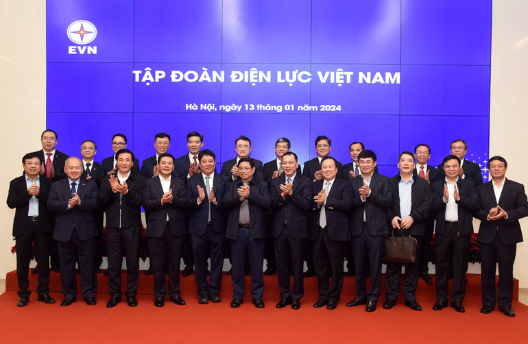 Thủ tướng Phạm Minh Chính với lãnh đạo Tập đoàn Điện lực Việt Nam (EVN).