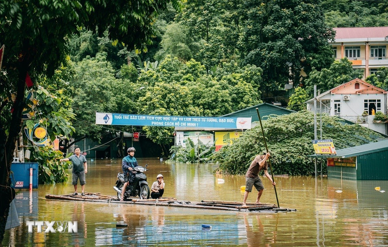 Mưa lớn khiến một số tuyến đường thuộc thị trấn Pác Mjầu, huyện Bảo Lâm bị ngập sâu.