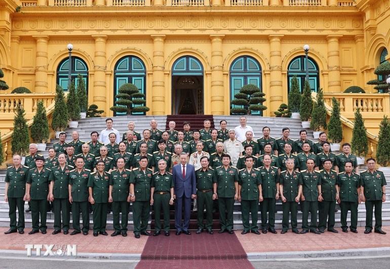 Tổng Bí thư, Chủ tịch nước Tô Lâm và đại biểu chụp ảnh chung với các cựu chiến binh Sư đoàn 308.