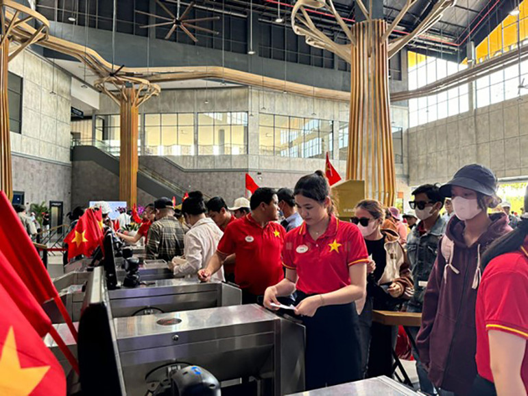 Tấp nập du khách đi cáp treo lên núi Bà Đen trong kỳ nghỉ lễ 30/4. (Ảnh: Sun World Ba Den Mountain) Tấp nập du khách đi cáp treo lên núi Bà Đen trong kỳ nghỉ lễ 30/4. (Ảnh: Sun World Ba Den Mountain)