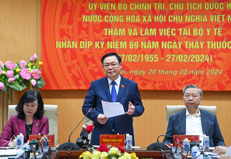 Chủ tịch Quốc hội Vương Đình Huệ phát biểu kết luận cuộc làm việc.