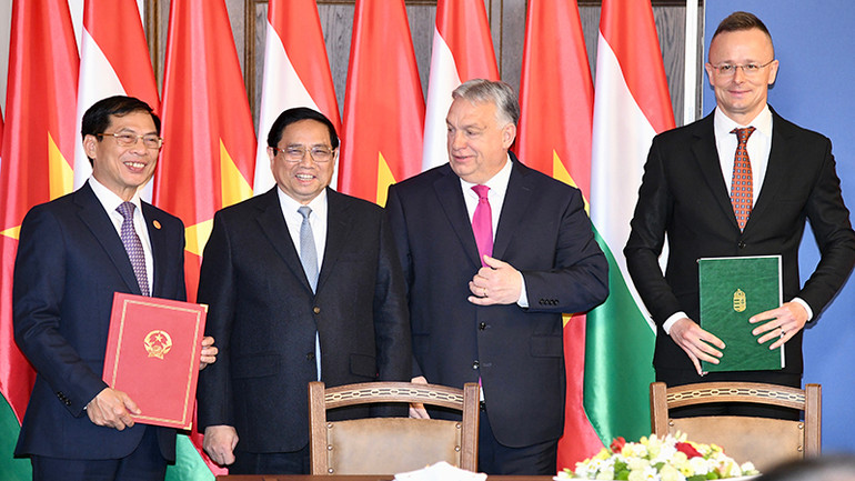 Thủ tướng Phạm Minh Chính và Thủ tướng Viktor Orbán chứng kiến lễ ký và trao văn kiện hợp tác giữa các bộ, ngành hai nước.