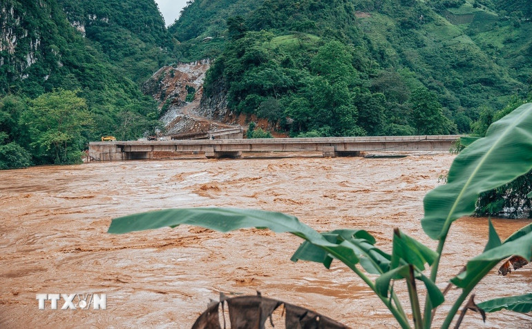 Mưa lớn khiến mực nước sông Gâm qua huyện Bảo Châu tiếp tục dâng cao.