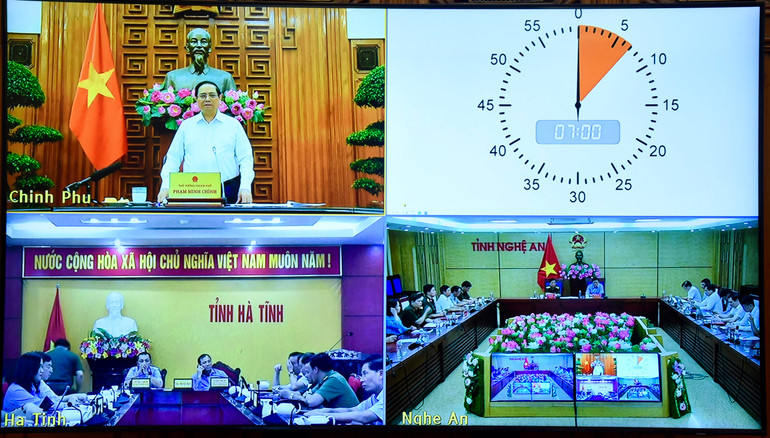 Cuộc họp diễn ra dưới hình thức trực tiếp tại Văn phòng Chính phủ và trực tuyến đến hai tỉnh Nghệ An, Hà Tĩnh.