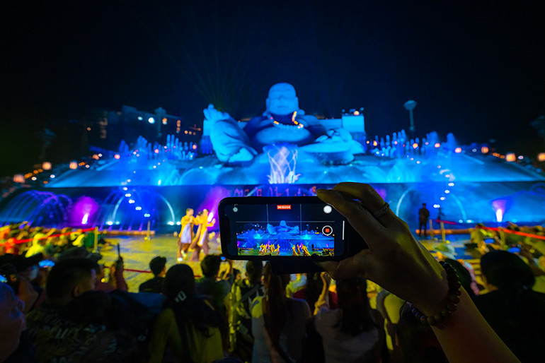 Hàng nghìn du khách xem show nhạc nước bên tượng Bồ Tát Di Lặc. (Ảnh: Sun World Ba Den Mountain) Hàng nghìn du khách xem show nhạc nước bên tượng Bồ Tát Di Lặc. (Ảnh: Sun World Ba Den Mountain)