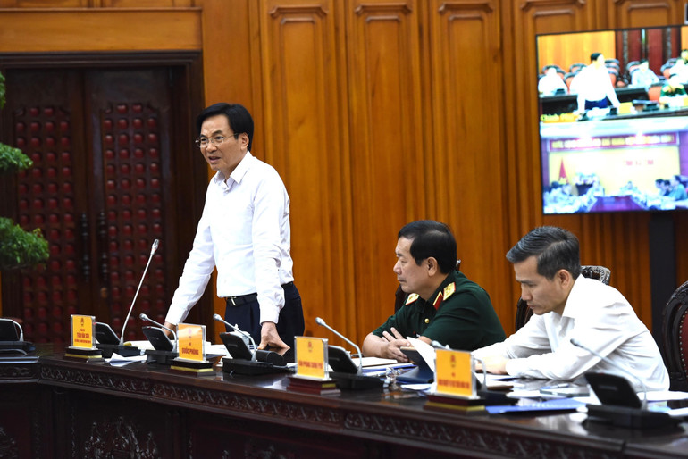 Bộ trưởng, Chủ nhiệm Văn phòng Chính phủ Trần Văn Sơn phát biểu tại cuộc họp.