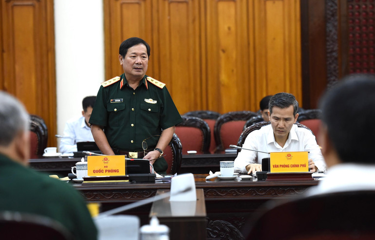 Thứ trưởng Quốc phòng Lê Huy Vịnh phát biểu tại cuộc họp.