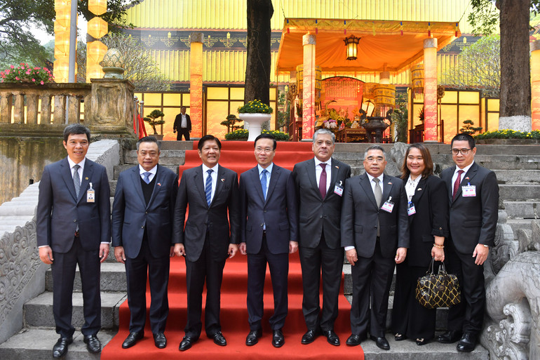 Chủ tịch nước Võ Văn Thưởng và Tổng thống Philippines Ferdinand Marcos Jr. và các đại biểu tại di tích Điện Kính Thiên, Hoàng thành Thăng Long (Hà Nội).