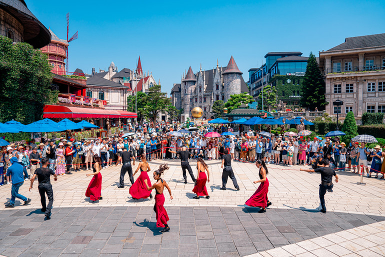 Đỉnh Bà Nà mát mẻ với nhiều trải nghiệm.