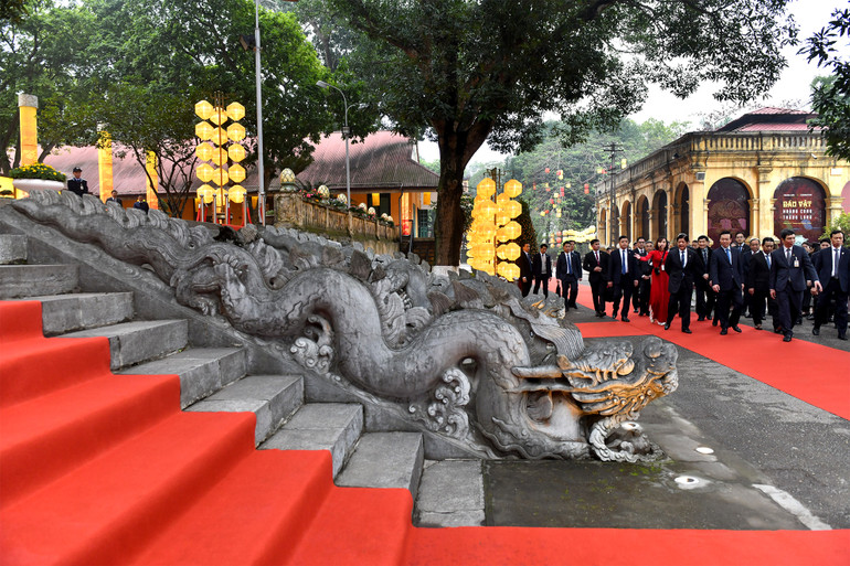Chủ tịch nước Võ Văn Thưởng và Tổng thống Philippines Ferdinand Marcos Jr. tham quan thềm rồng tại Hoàng thành Thăng Long (Hà Nội).