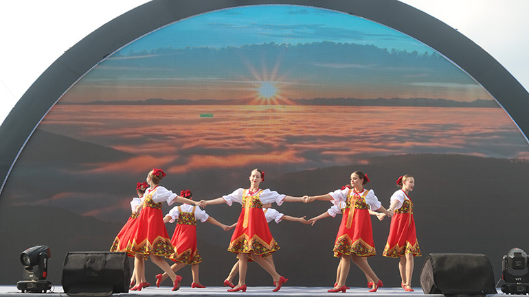 Các em học sinh Trường Phổ thông thuộc Đại sứ quán Nga tại Việt Nam biểu diễn tiết mục văn nghệ chào mừng.