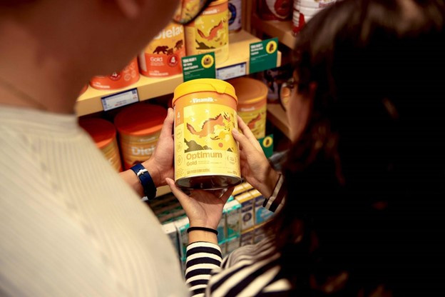 Sữa Optimum Gold được bổ sung 6 HMO giúp nuôi dưỡng hệ vi sinh đường ruột khỏe mạnh, ngăn cản tác nhân gây bệnh bám dính lên thành ruột và hỗ trợ tăng cường sức khỏe hệ miễn dịch. Sữa Optimum Gold được bổ sung 6 HMO giúp nuôi dưỡng hệ vi sinh đường ruột khỏe mạnh, ngăn cản tác nhân gây bệnh bám dính lên thành ruột và hỗ trợ tăng cường sức khỏe hệ miễn dịch.