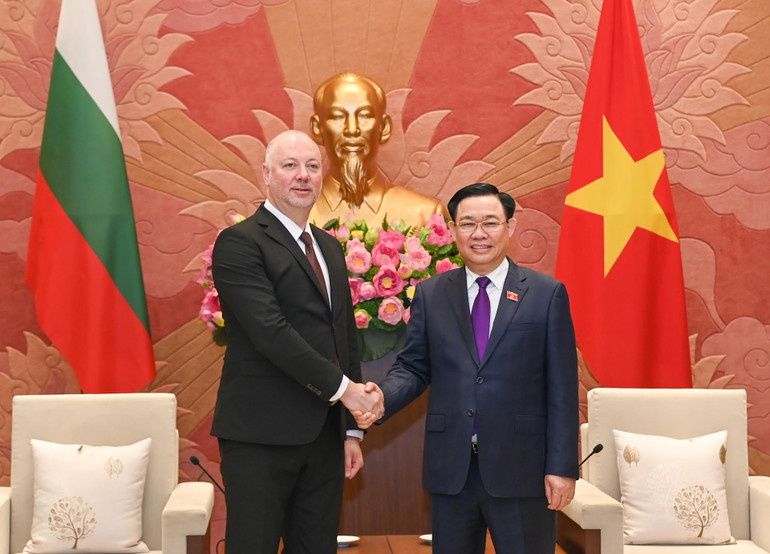 Chủ tịch Quốc hội Vương Đình Huệ và Chủ tịch Quốc hội nước Cộng hòa Bulgaria Rossen Dimitrov Jeliazkov tại buổi gặp hẹp. Chủ tịch Quốc hội Vương Đình Huệ và Chủ tịch Quốc hội nước Cộng hòa Bulgaria Rossen Dimitrov Jeliazkov tại buổi gặp hẹp.