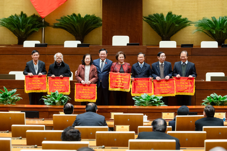 Chủ tịch Quốc hội Vương Đình Huệ trao tặng bức trướng mừng thọ các đồng chí nguyên lãnh đạo Quốc hội. (Ảnh: DUY LINH) Chủ tịch Quốc hội Vương Đình Huệ trao tặng bức trướng mừng thọ các đồng chí nguyên lãnh đạo Quốc hội. (Ảnh: DUY LINH)