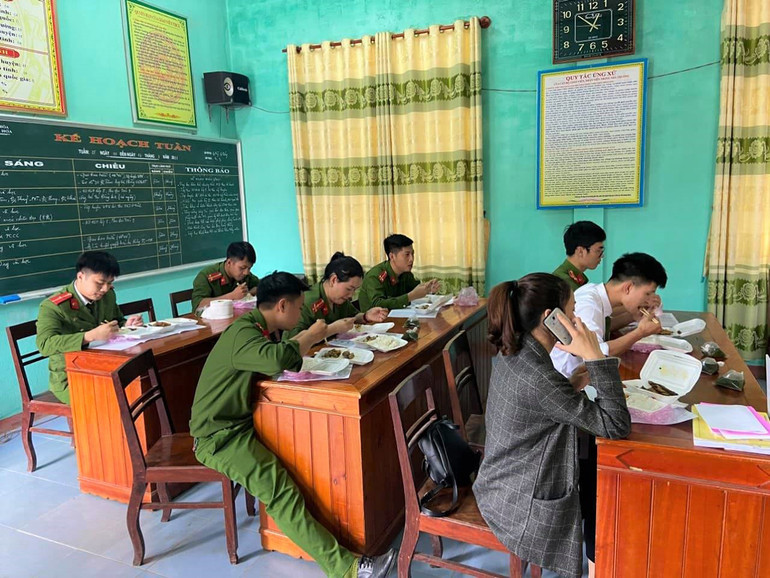 Bữa cơm trưa vội vàng của các chiến sĩ công an huyện Tuyên Hóa, tỉnh Quảng Bình trong những ngày cao điểm làm thẻ căn cước công dân cho nhân dân trên địa bàn huyện. (Ảnh: baodantoc.vn)