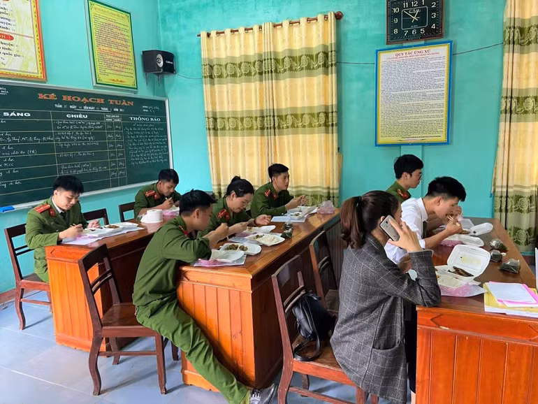 Bữa cơm trưa vội vàng của các chiến sĩ công an huyện Tuyên Hóa, tỉnh Quảng Bình trong những ngày cao điểm làm thẻ căn cước công dân cho nhân dân trên địa bàn huyện. (Ảnh: baodantoc.vn)
