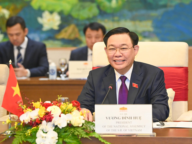 Chủ tịch Quốc hội Vương Đình Huệ phát biểu tại buổi hội đàm. Chủ tịch Quốc hội Vương Đình Huệ phát biểu tại buổi hội đàm.