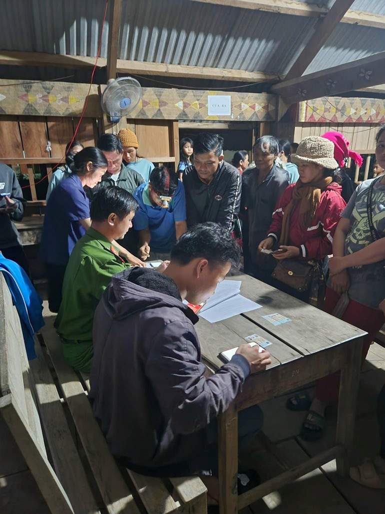 Đồng chí A Vuông hướng dẫn bà con kích hoạt tài khoản định danh điện tử.