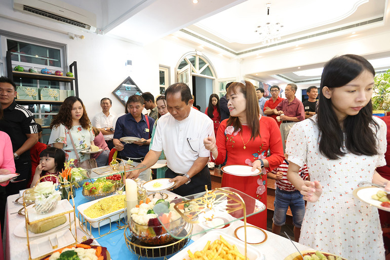 Cộng đồng người Việt tại Brunei thưởng thức các món ăn Việt Nam.