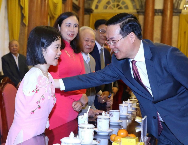 Chủ tịch nước Võ Văn Thưởng gặp mặt đoàn đại biểu trong Chương trình “Việc tử tế”. (Ảnh: TTXVN)