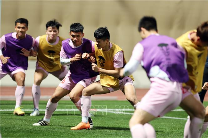 Các cầu thủ trong bài tập va chạm.