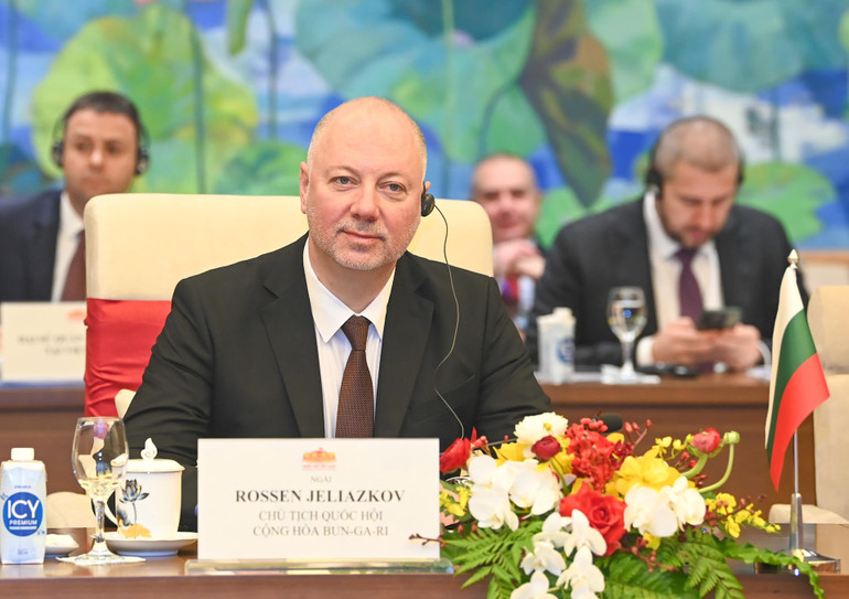 Chủ tịch Quốc hội nước Cộng hòa Bulgaria Rossen Dimitrov Jeliazkov phát biểu tại buổi hội đàm. Chủ tịch Quốc hội nước Cộng hòa Bulgaria Rossen Dimitrov Jeliazkov phát biểu tại buổi hội đàm.