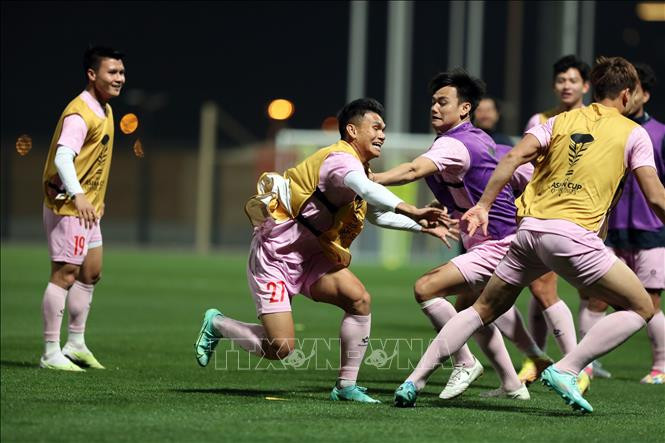 Hậu vệ Phạm Xuân Mạnh (giữa) và hậu vệ Hồ Tấn Tài (phải).