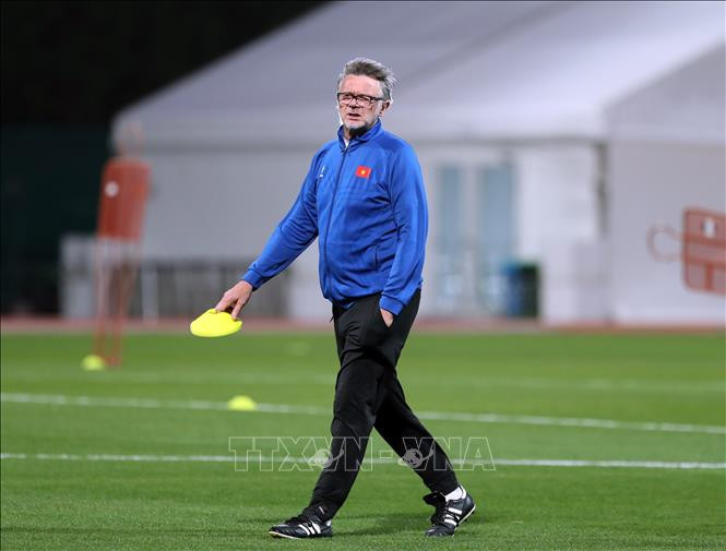 HLV Troussier sắp xếp marker ở buổi tập.