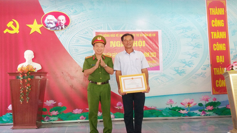 Đồng chí Thượng tá Hoàng Văn Hoan, Trưởng Công an huyện Tân Hồng trao giấy khen cho cá nhân có thành tích xuất sắc trong phong trào toàn dân bảo vệ an ninh Tổ quốc năm 2023. Đồng chí Thượng tá Hoàng Văn Hoan, Trưởng Công an huyện Tân Hồng trao giấy khen cho cá nhân có thành tích xuất sắc trong phong trào toàn dân bảo vệ an ninh Tổ quốc năm 2023.