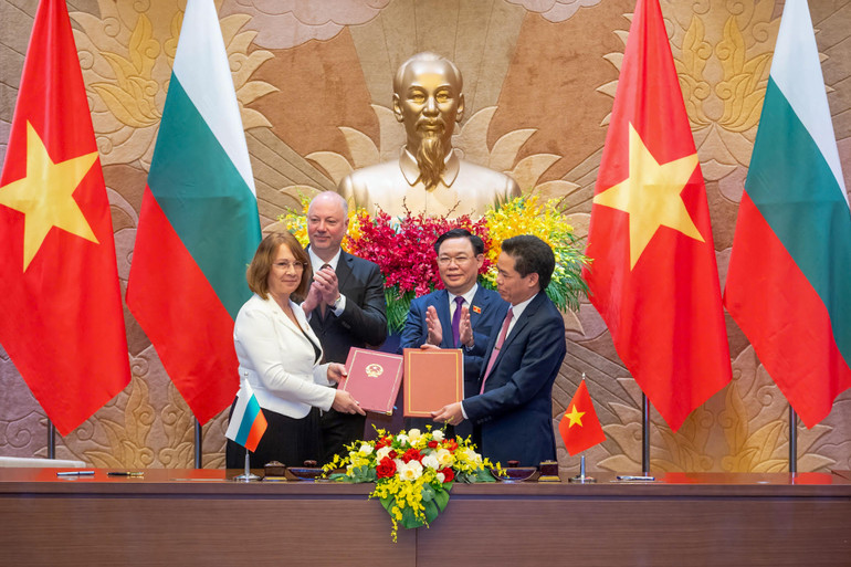 Hai Chủ tịch Quốc hội chứng kiến lễ ký kết thỏa thuận hợp tác giữa thành phố Kazanlak, tỉnh Kazanlak và thành phố Lai Châu. Hai Chủ tịch Quốc hội chứng kiến lễ ký kết thỏa thuận hợp tác giữa thành phố Kazanlak, tỉnh Kazanlak và thành phố Lai Châu.