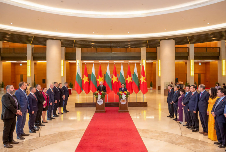 Hai Chủ tịch Quốc hội chủ trì buổi gặp gỡ báo chí sau khi kết thúc hội đàm. Hai Chủ tịch Quốc hội chủ trì buổi gặp gỡ báo chí sau khi kết thúc hội đàm.