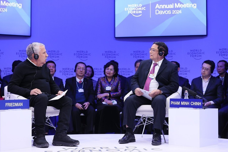 Nhà bình luận nổi tiếng thế giới về quan hệ quốc tế Thomas Friedman-Tạp chí New York Times, tác giả cuốn sách Thế giới phẳng là người điều phối phiên đối ngoại.