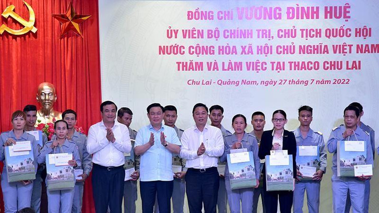 Chủ tịch Quốc hội Vương Đình Huệ tặng quà cán bộ, công nhân viên, người lao động là con em gia đình thương binh, liệt sĩ làm việc tại Công ty cổ phần Tập đoàn Trường Hải. Chủ tịch Quốc hội Vương Đình Huệ tặng quà cán bộ, công nhân viên, người lao động là con em gia đình thương binh, liệt sĩ làm việc tại Công ty cổ phần Tập đoàn Trường Hải.