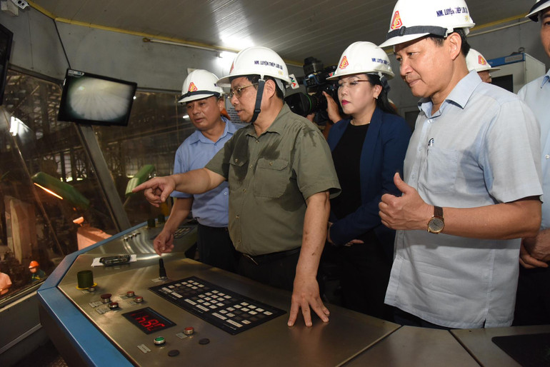 Thủ tướng Phạm Minh Chính thị sát Nhà máy Cán thép Thái Trung. Ảnh: Trần Hải