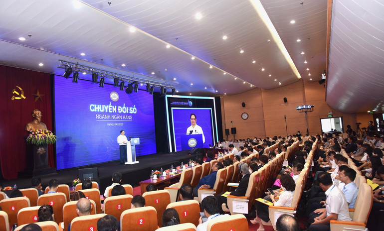 Thủ tướng đề nghị Thống đốc Ngân hàng Nhà nước chỉ đạo toàn ngành ngân hàng chú trọng tập trung làm tốt 3 nhiệm vụ trọng tâm về chuyển đổi số.