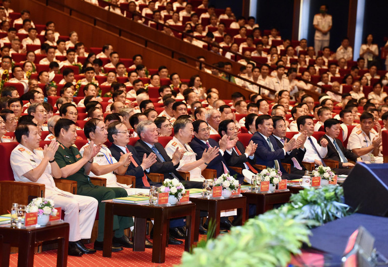 Các đại biểu dự Lễ kỷ niệm 60 năm Ngày Truyền thống lực lượng Cảnh sát nhân dân. Các đại biểu dự Lễ kỷ niệm 60 năm Ngày Truyền thống lực lượng Cảnh sát nhân dân.