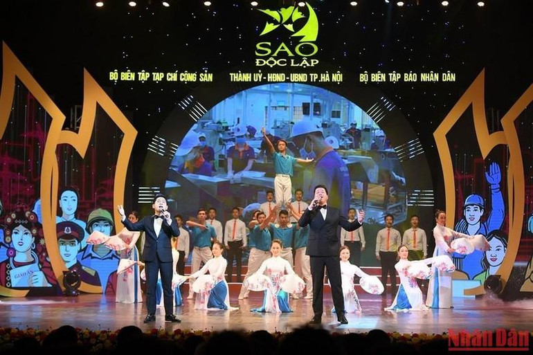 Ca sĩ Đăng Dương và ca sĩ Trọng Tấn thể hiện ca khúc "Việt Nam trên đường chúng ta đi". (Ảnh: THÀNH ĐẠT)