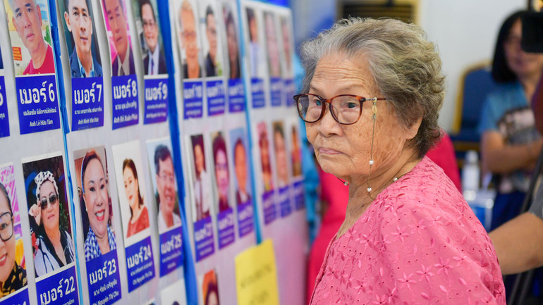 Một kiều bào cao tuổi cũng tới bỏ phiếu.