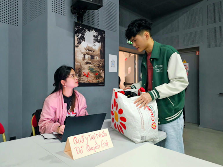 Trang phục cũ đã qua xử lý được quyên góp để bày bán gây quỹ "Vì biển đảo thân yêu". (Ảnh: MINH DUY)