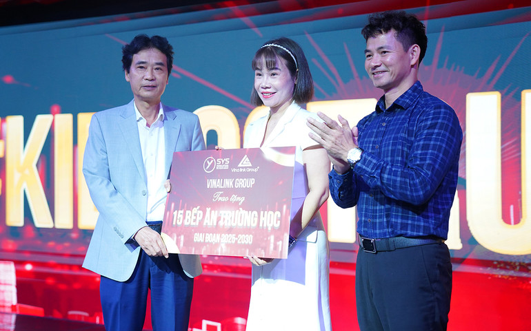 Đại diện Quỹ Next.G.Foundation trao tặng bản cam kết tài trợ 50 điểm trường giai đoạn 2025-2030.