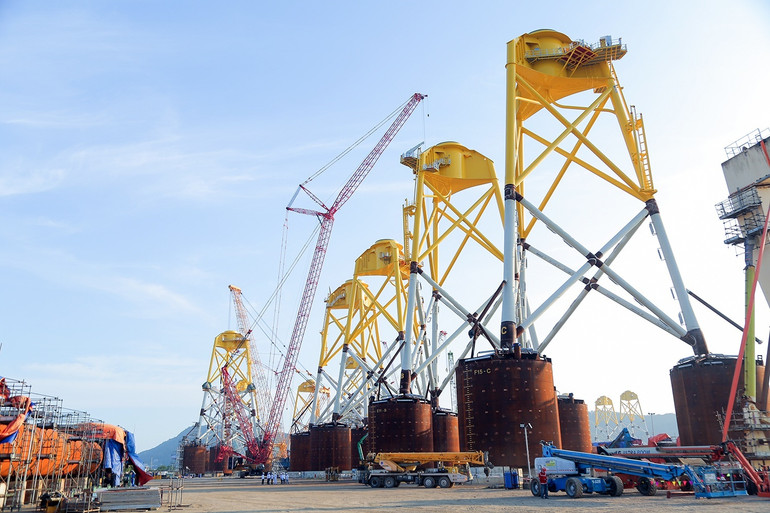 Kết luận số 76-KL/TW ngày 24/4/2024 định hướng phát triển Petrovietnam trở thành tập đoàn công nghiệp năng lượng quốc gia, giữ vai trò tiên phong phát triển các lĩnh vực về năng lượng tái tạo, năng lượng mới. (Trong ảnh: Công trường chế tạo chân đế điện gió ngoài khơi tại Trung tâm công nghiệp năng lượng và hậu cần kỹ thuật PTSC, thành phố Vũng Tàu)