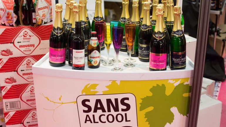 : Các thương hiệu đồ uống nhanh chóng bắt kịp xu hướng, cho ra đời nhiều dòng sản phẩm rượu bia không cồn. (Ảnh: FranceInfo)