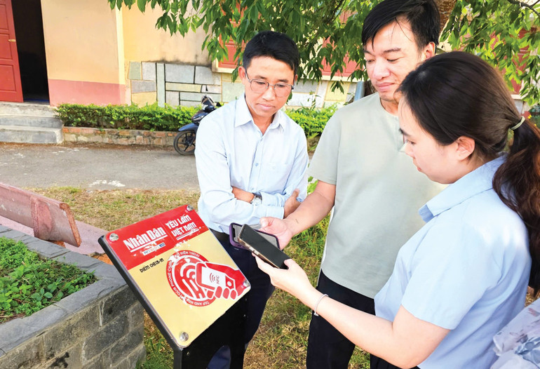 Du khách bên trạm "Yêu lắm Việt Nam" tại tỉnh Lâm Đồng.