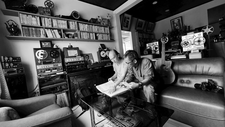 Nhà văn Nguyễn Vĩnh Nguyên (bìa phải) trong quá trình tìm kiếm tài liệu tại Nhà số 3, đường Yagout, Đà Lạt, năm 2024. Ảnh: NVCC