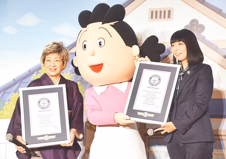 Bà Midori Kato (bên trái) tại buổi lễ vinh danh sự nghiệp, tổ chức vào ngày 15/11/2023 tại Bảo tàng Nghệ thuật Machiko Hasegawa.